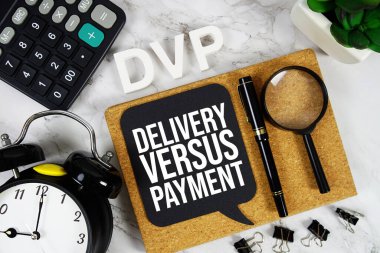 DVP - Hesap makinesi, alarm saati ve büyüteç, iş konsepti arka planı ile Teslimat Ödeme Kısaltmasına Karşı
