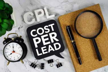 CPL - Alarm saati ve büyüteç, iş konsepti arka planı ile Kurşunlu Kısaltma Başına Masraf