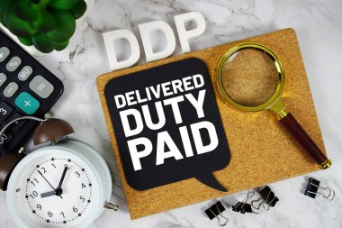 DDP - Verilen Görev Hesap makinesi, alarm saati ve büyüteç, iş konsepti özgeçmişi ile ödenen kısaltma