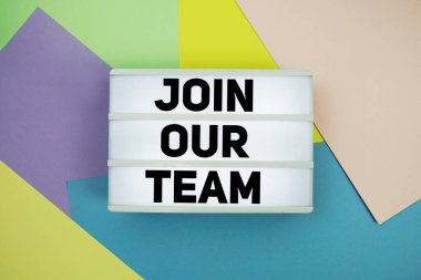 Takımımıza renkli pastel arka planda uzanan ışık kutusu düz metniyle katıl