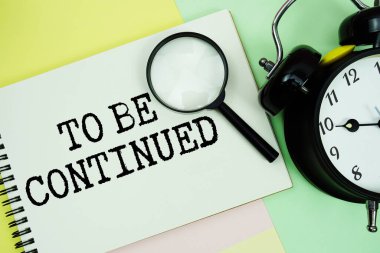 Devam Edecek... Not defterine alarm saati ile pastel arka planda yazılmış metin