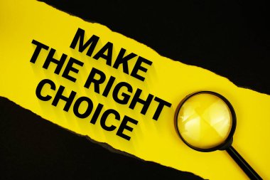 Siyah kağıt yırtılıp büyüteçle sarıda Doğru Seçim metnini yap