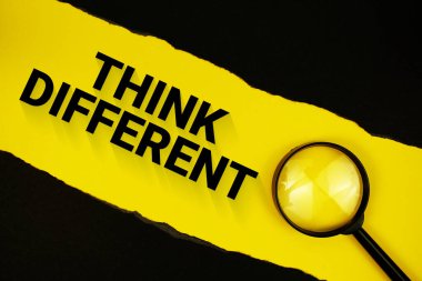 Siyah kağıdın yırtıldığı ve büyütüldüğü sarı metni düşün.