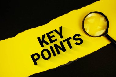 Siyah kağıt yırtılmış ve büyüteçle sarıya basılmış anahtar noktaları metni