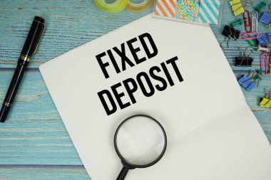 Tahta zemin üzerinde büyüteç düz yatıyordu not defterine sabitlenmiş mevduat metni