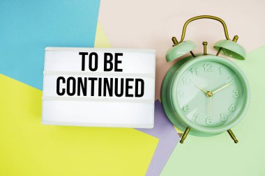 Pastel arka planda alarmlı saatle ışık kutusunda devam edilecek