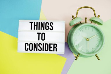 Pastel arka planda alarmlı ışık kutusunda düşünülmesi gereken şeyler