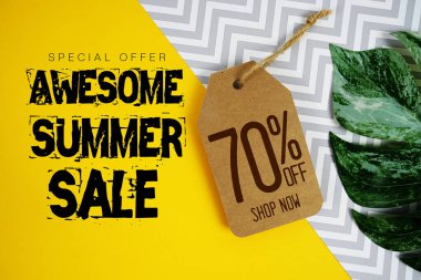 Merhaba Yaz Satışı% 70 fiyat etiketi ve sarı arka planda yaz süslemeleri.