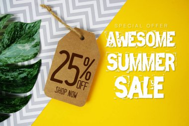 Merhaba Yaz Satışı% 25 Fiyat etiketi ve sarı arka planda yaz süslemeleri