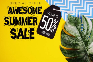 Merhaba Yaz Satışı% 50 Fiyat etiketi ve sarı arka planda yaz süslemeleri