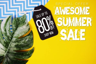 Merhaba Yaz Satışı% 80 fiyat etiketi ve sarı arka planda yaz süslemeleri