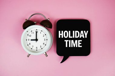 Pembe zemin üzerinde alarm saati olan konuşma baloncuğu üzerine tatil zamanı metni