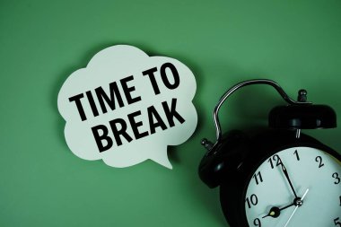 Konuşma balonunda yeşil arkaplandaki alarm saatiyle metni kırma zamanı