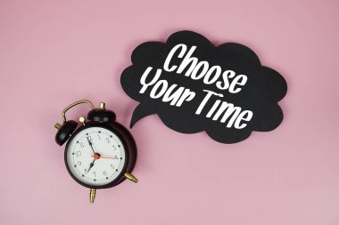 Konuşma balonunda pembe arkaplanda alarm saati olan Zaman metninizi seçin