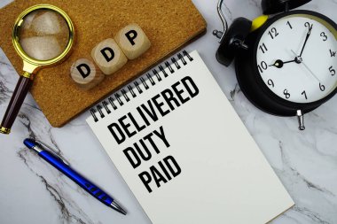 DDP Teslim Edildi Not defterine, mermer zemin üzerinde büyüteç ve alarm saati ile birlikte ödemeli metin