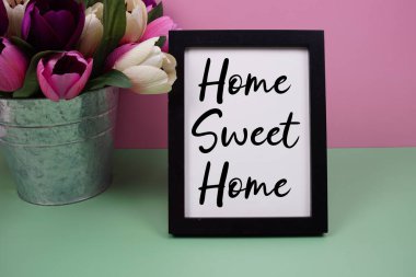 Metal vazoda lale çiçekli Evim Mesajı