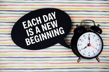 Her gün renkli çizgili arkaplanda alarm saati olan konuşma baloncuğu üzerine yeni bir başlangıç metni