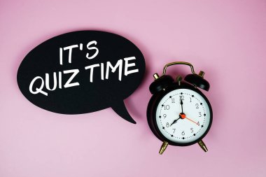 Konuşma baloncuğuyla ilgili bilgi yarışması metni ve pembe zemin üzerinde alarm saati var.