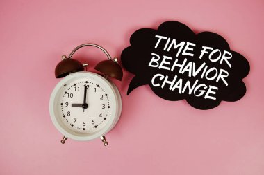 Konuşma baloncuğundaki metni pembe arkaplandaki alarm saatiyle değiştirme zamanı