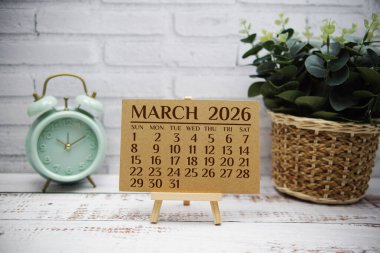 Mart 2026 Aylık takvim planlama ve yönetim için kara tahta üzerinde