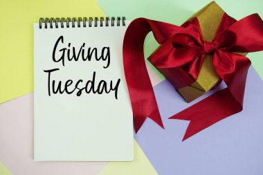 Not defterinde hediye kutusuyla Salı metni vermek