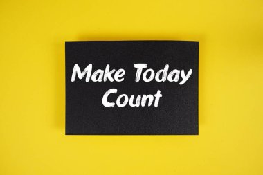 Sarı arkaplandaki kağıt kart üst görünümünde Today Count metni oluştur