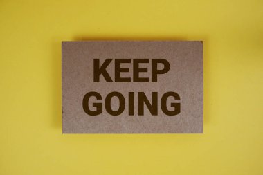 Sarı arkaplanda kağıttan üstte yazılı metne devam et