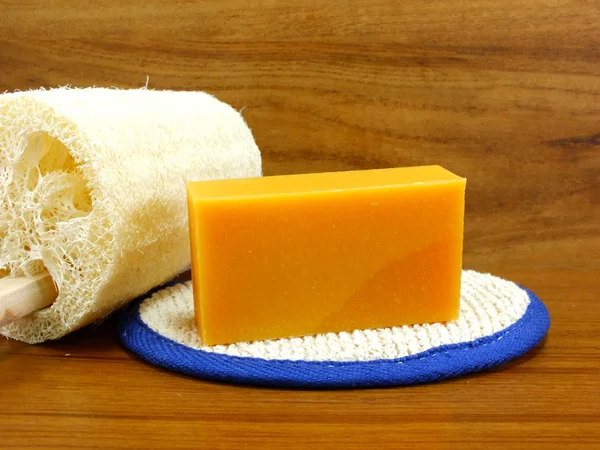 Spugna di luffa naturale con sapone al timo — Foto Stock