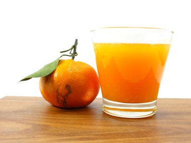 Beyaz arkaplanda taze portakal suyu