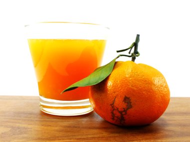 Beyaz arkaplanda taze portakal suyu