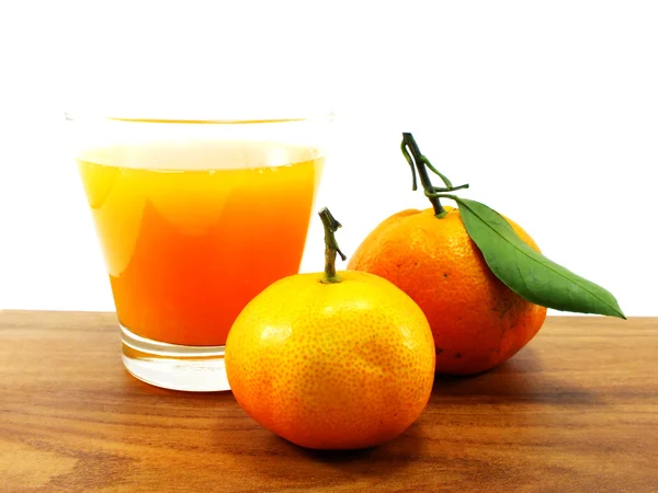 Jus d'orange frais sur fond blanc — Photo