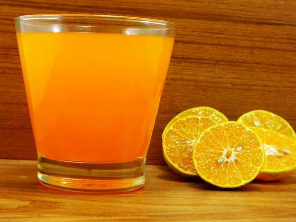 Čerstvý pomerančový džus na dřevěný stůl grunge pozadí — Stock fotografie