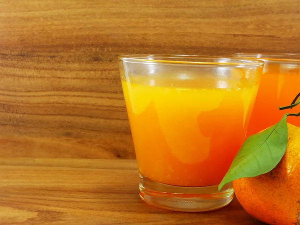 Beyaz arkaplanda taze portakal suyu — Stok fotoğraf