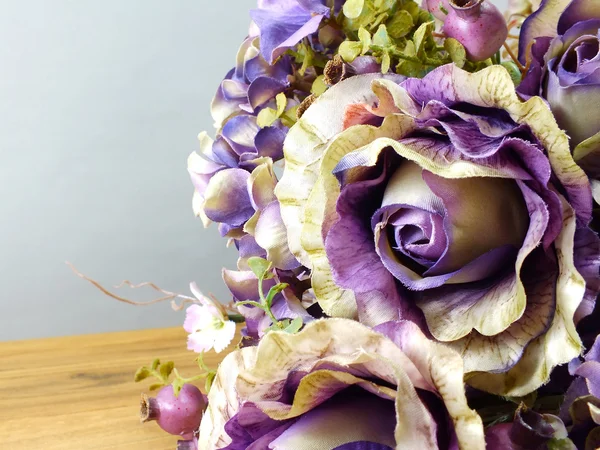 Belo buquê de flores de rosas artificiais de perto — Fotografia de Stock