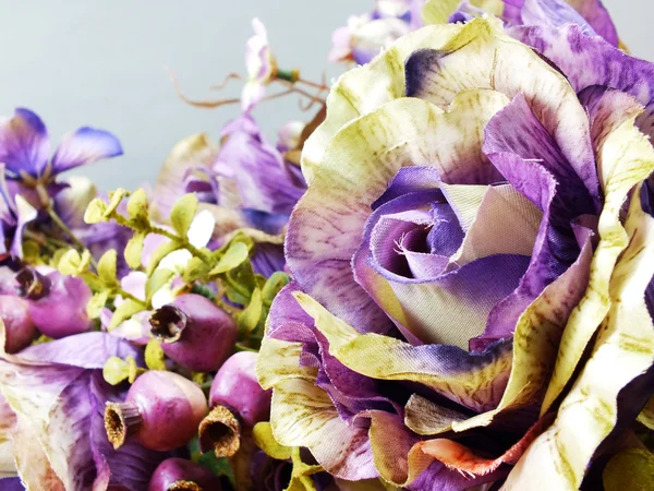 Belo buquê de flores de rosas artificiais de perto — Fotografia de Stock