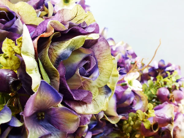 Belo buquê de flores de rosas artificiais de perto — Fotografia de Stock