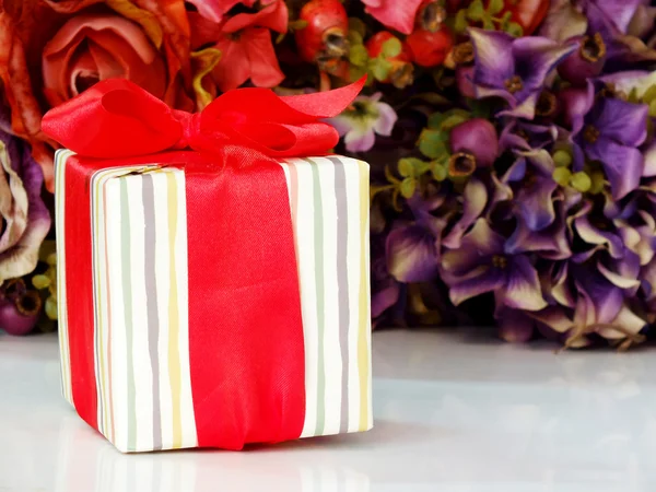 Caixas de presente pressent com decorações de fita para o Natal e festival de ano novo — Fotografia de Stock