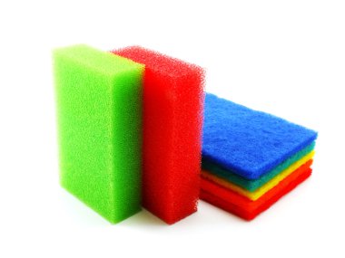 Beyaz arka plan üzerinde izole bulaşıkları yıkamak için mutfak sünger