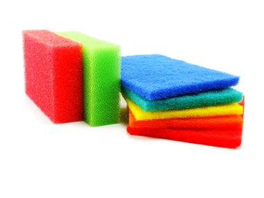 Beyaz arka plan üzerinde izole bulaşıkları yıkamak için mutfak sünger