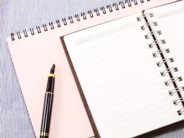 beyaz arkaplanda dizüstü bilgisayar ve kalem