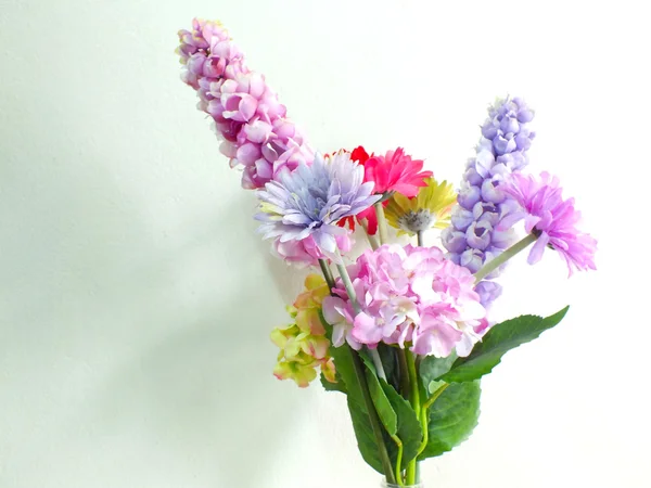 Brilhante bonito colorido buquê de flores de plástico — Fotografia de Stock