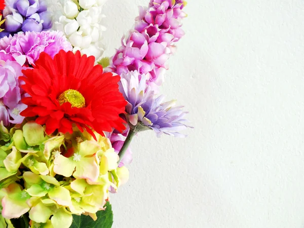 Brilhante bonito colorido buquê de flores de plástico — Fotografia de Stock