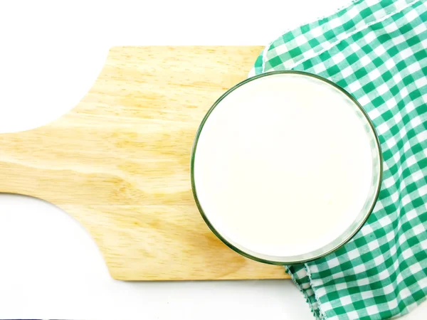 Milchbecher auf weißem Holztisch von oben mit Kopierraum — Stockfoto