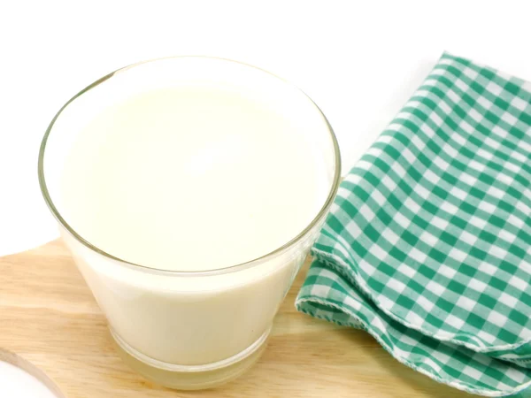 Kopp mjölk på vita träbord vy från ovan med kopia utrymme — Stockfoto