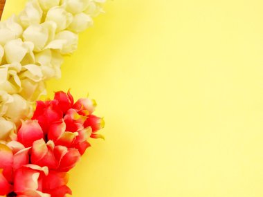 arka plan için renkli yapay çiçekler