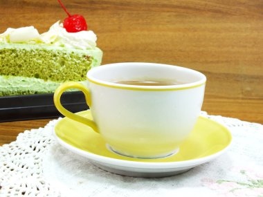 ahşap masa üzerinde çay ile tatlı pasta