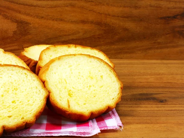 Gele aardappel vers gebakken brood — Stockfoto