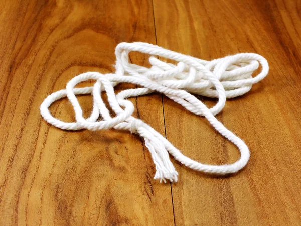 木製の背景に白いロープ — ストック写真