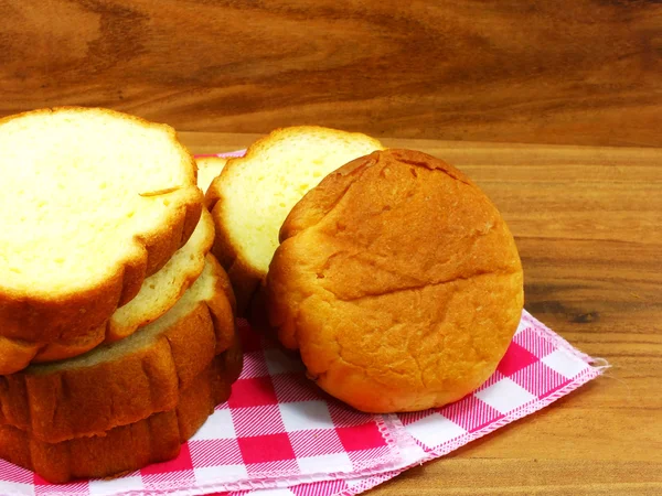 Świeżo upieczony bochenek chleb ziemniaczany żółty — Zdjęcie stockowe