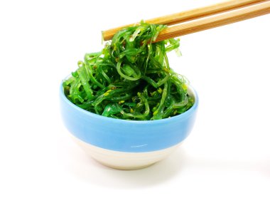 beyaz zemin üzerine Japon yosun salata